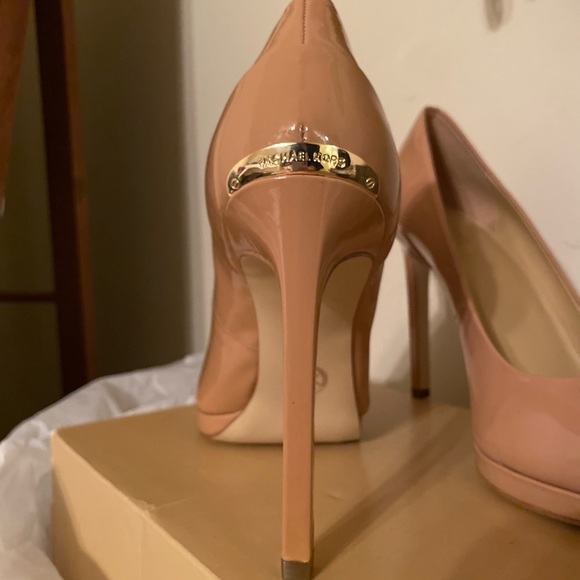 NWT Tan Patent Leather Michael Kors Pumps - Picture 3 of 7